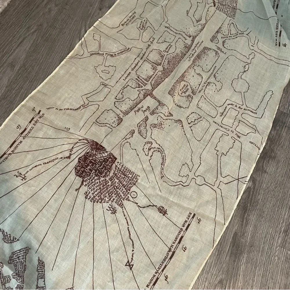 HARRY POTTER Maraudar’s Map Cream & Burgundy Scarf